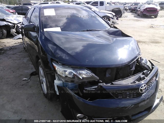 4T1BF1FK5CU058717 - 2012 TOYOTA CAMRY SE/LE/XLE 深蓝色 照片 1