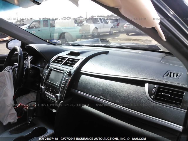 4T1BF1FK5CU058717 - 2012 TOYOTA CAMRY SE/LE/XLE 深蓝色 照片 5