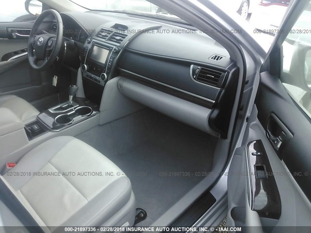 4T4BF1FK8CR240742 - 2012 TOYOTA CAMRY SE/LE/XLE SILVER photo 5