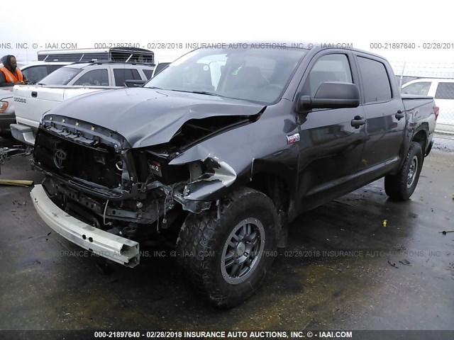 5TFDY5F18DX299645 - 2013 TOYOTA TUNDRA CREWMAX SR5 GRAY photo 2