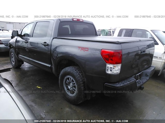 5TFDY5F18DX299645 - 2013 TOYOTA TUNDRA CREWMAX SR5 GRAY photo 3