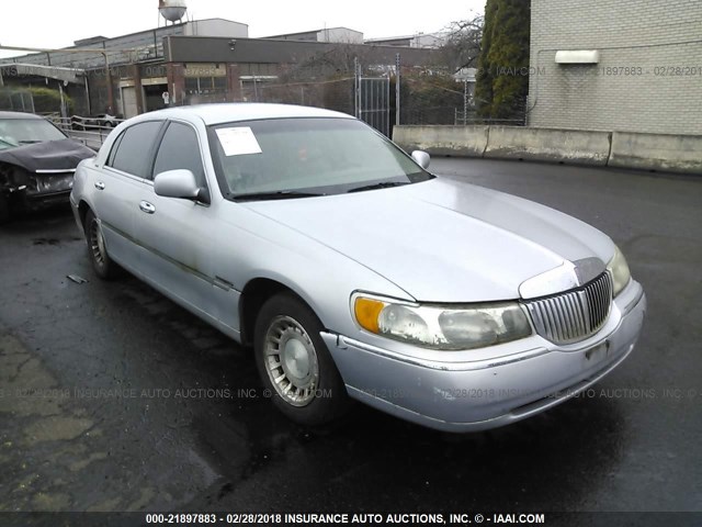 1LNHM81W1YY791589 - 2000 LINCOLN TOWN CAR EXECUTIVE SILVER photo 1