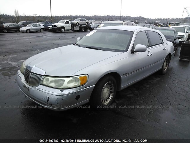 1LNHM81W1YY791589 - 2000 LINCOLN TOWN CAR EXECUTIVE SILVER photo 2