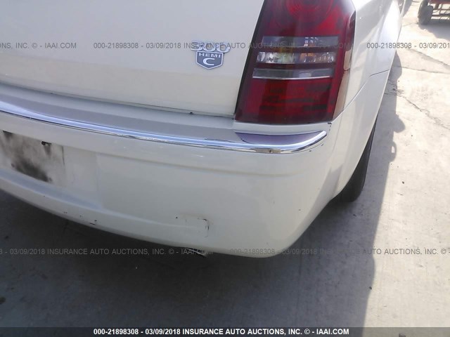 2C3KA63H67H762611 - 2007 CHRYSLER 300C WHITE photo 6