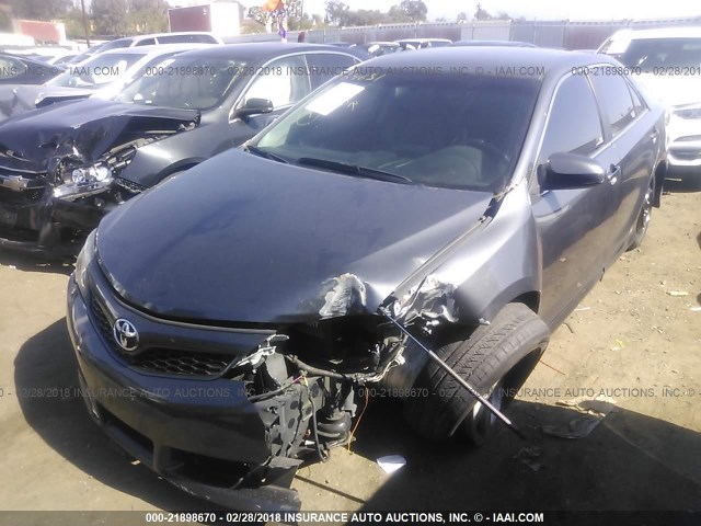 4T1BF1FK2CU600405 - 2012 TOYOTA CAMRY SE/LE/XLE GRAY photo 2