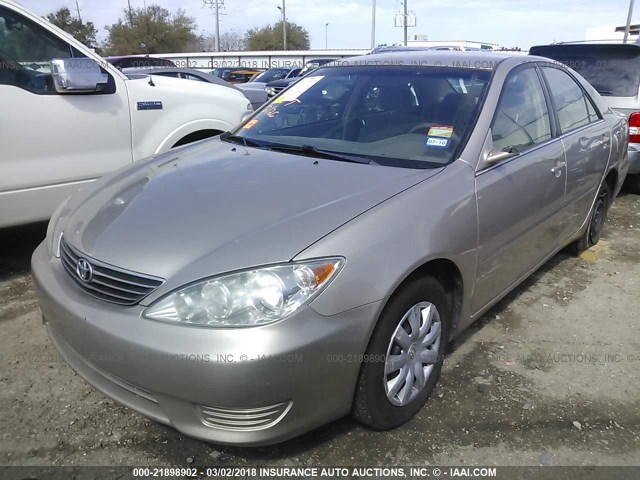 4T1BE30K65U020231 - 2005 TOYOTA CAMRY LE/XLE/SE თაფლისფერი ფოტო 2