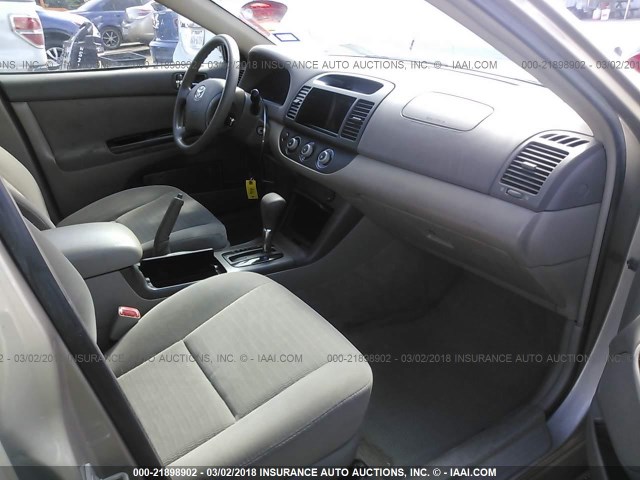 4T1BE30K65U020231 - 2005 TOYOTA CAMRY LE/XLE/SE თაფლისფერი ფოტო 5