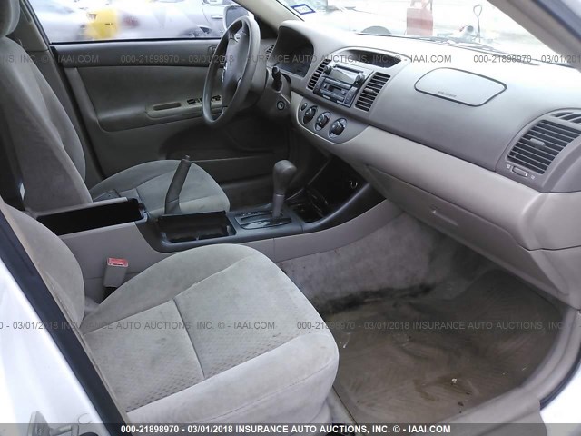 4T1BE32K62U056588 - 2002 TOYOTA CAMRY LE/XLE/SE WHITE photo 5