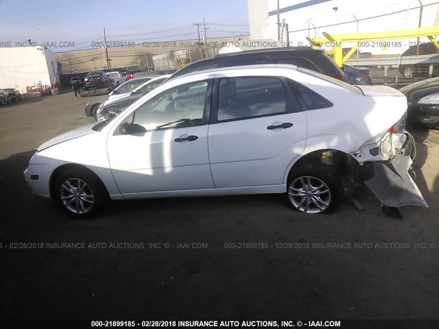 1FAFP34N17W265892 - 2007 FORD FOCUS ZX4/S/SE/SES WHITE photo 2