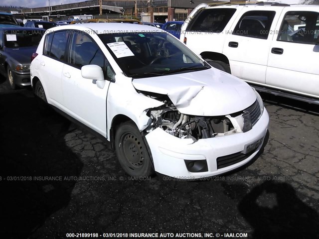 3N1BC13E28L386323 - 2008 NISSAN VERSA S/SL WHITE photo 1