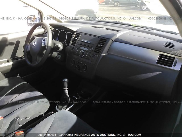 3N1BC13E28L386323 - 2008 NISSAN VERSA S/SL WHITE photo 5