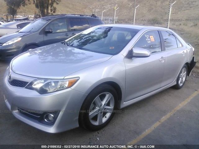 4T1BF1FK2CU200604 - 2012 TOYOTA CAMRY SE/LE/XLE SILVER photo 2