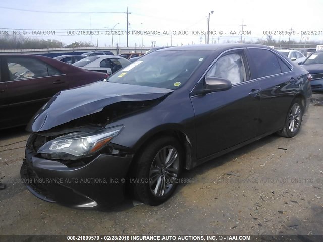 4T1BF1FK4GU570166 - 2016 TOYOTA CAMRY LE/XLE/SE/XSE GRAY photo 2