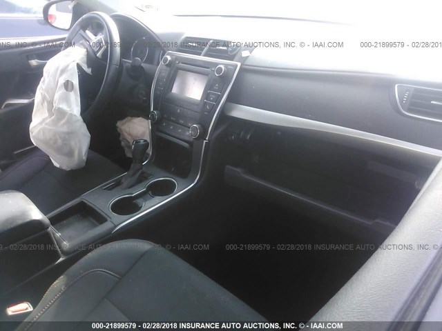 4T1BF1FK4GU570166 - 2016 TOYOTA CAMRY LE/XLE/SE/XSE GRAY photo 5