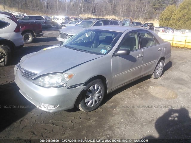 4T1BE32K95U092702 - 2005 TOYOTA CAMRY LE/XLE/SE SILVER photo 2