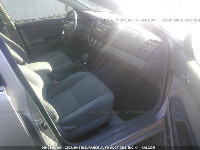 4T1BE32K95U092702 - 2005 TOYOTA CAMRY LE/XLE/SE SILVER photo 5