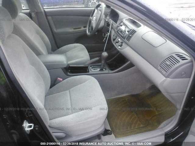 4T1BE32K02U105901 - 2002 TOYOTA CAMRY LE/XLE/SE შავი ფოტო 5