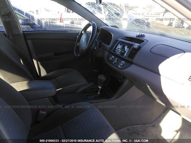 4T1BE32K75U574519 - 2005 TOYOTA CAMRY LE/XLE/SE ღია ლურჯი ფოტო 5