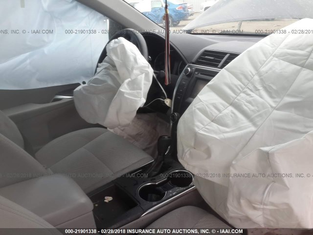 4T1BF1FK1GU175698 - 2016 TOYOTA CAMRY LE/XLE/SE/XSE შავი ფოტო 5