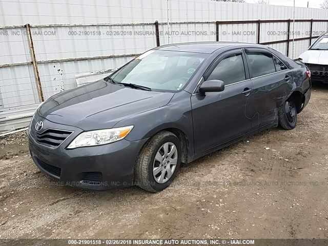 4T1BF3EKXBU144195 - 2011 TOYOTA CAMRY SE/LE/XLE GRAY photo 2