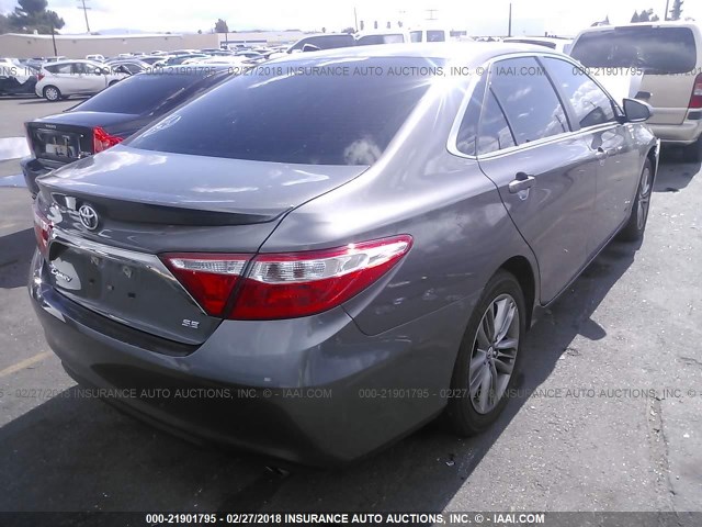 4T1BF1FK0HU407869 - 2017 TOYOTA CAMRY LE/XLE/SE/XSE GRAY photo 4