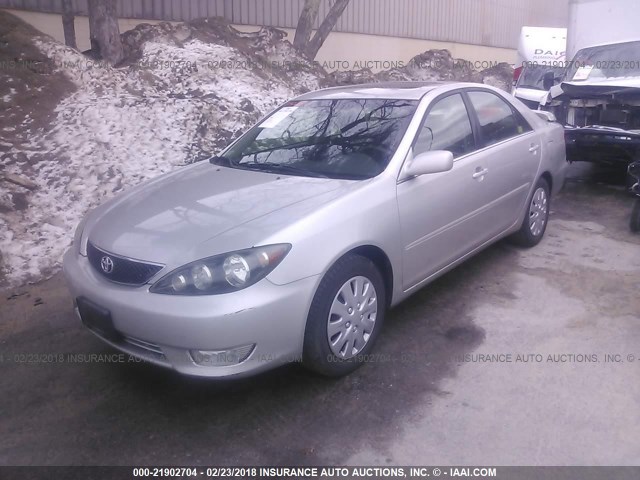 4T1BE32K55U528591 - 2005 TOYOTA CAMRY LE/XLE/SE ვერცხლისფერი ფოტო 2