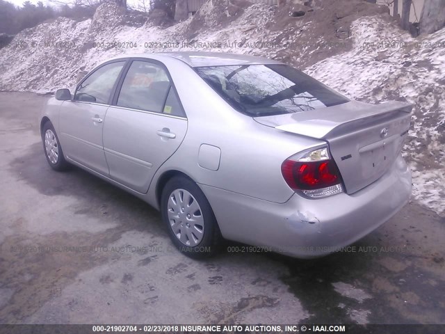 4T1BE32K55U528591 - 2005 TOYOTA CAMRY LE/XLE/SE ვერცხლისფერი ფოტო 3