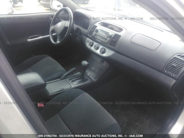 4T1BE32K55U528591 - 2005 TOYOTA CAMRY LE/XLE/SE ვერცხლისფერი ფოტო 5