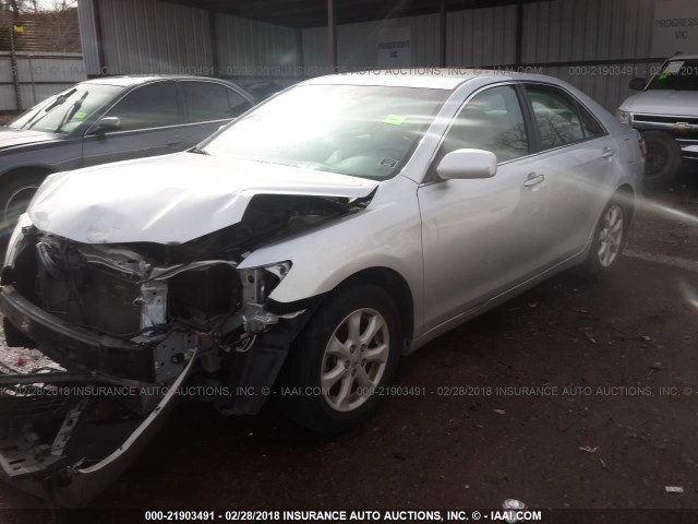 4T1BF3EK2BU772056 - 2011 TOYOTA CAMRY SE/LE/XLE SILVER photo 2