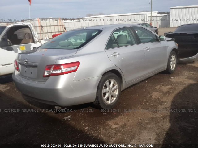 4T1BF3EK2BU772056 - 2011 TOYOTA CAMRY SE/LE/XLE SILVER photo 4