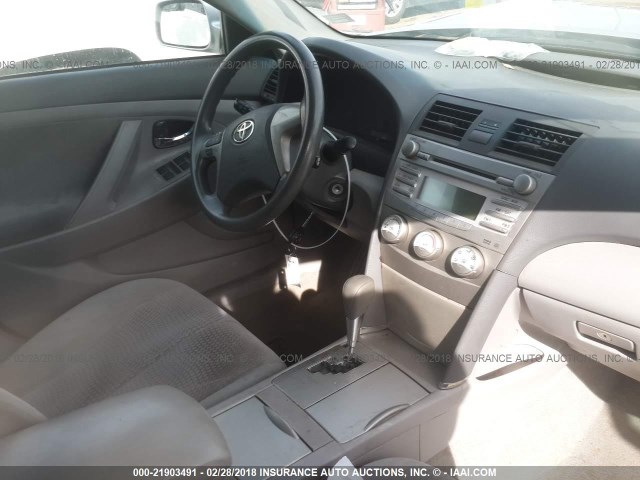 4T1BF3EK2BU772056 - 2011 TOYOTA CAMRY SE/LE/XLE SILVER photo 5