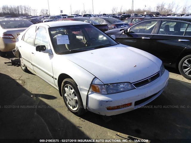 1HGCD5631VA067337 - 1997 HONDA ACCORD LX/EX WHITE photo 1