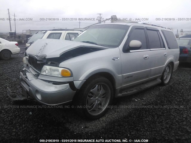 5LMFU28A5YLJ24291 - 2000 LINCOLN NAVIGATOR SILVER photo 2