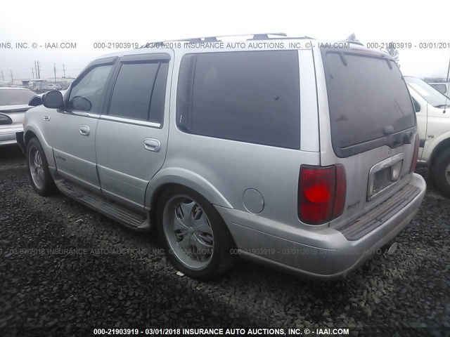 5LMFU28A5YLJ24291 - 2000 LINCOLN NAVIGATOR SILVER photo 3