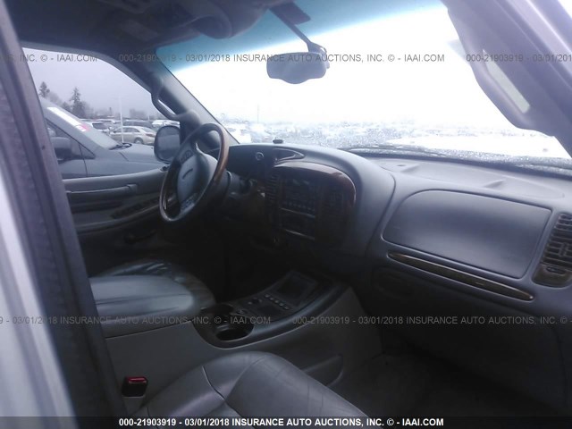 5LMFU28A5YLJ24291 - 2000 LINCOLN NAVIGATOR SILVER photo 5