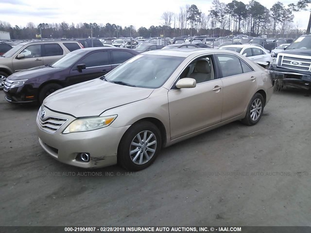 4T4BF3EK9BR121352 - 2011 TOYOTA CAMRY SE/LE/XLE Золотой фото 2