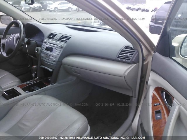 4T4BF3EK9BR121352 - 2011 TOYOTA CAMRY SE/LE/XLE Золотой фото 5