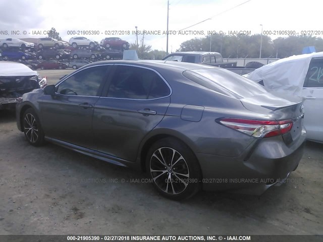 4T1B11HKXJU558784 - 2018 TOYOTA CAMRY L/LE/XLE/SE/XSE GRAY photo 3