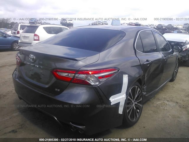 4T1B11HKXJU558784 - 2018 TOYOTA CAMRY L/LE/XLE/SE/XSE GRAY photo 4