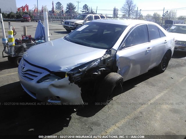 4T1BF3EK5AU019474 - 2010 TOYOTA CAMRY SE/LE/XLE SILVER photo 2