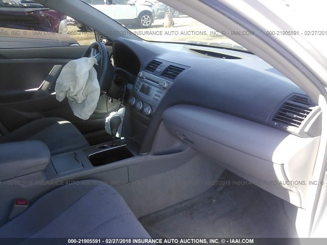 4T1BF3EK5AU019474 - 2010 TOYOTA CAMRY SE/LE/XLE SILVER photo 5