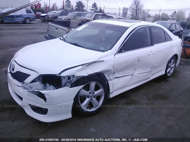 4T1BF3EK3BU689705 - 2011 TOYOTA CAMRY SE/LE/XLE WHITE photo 2