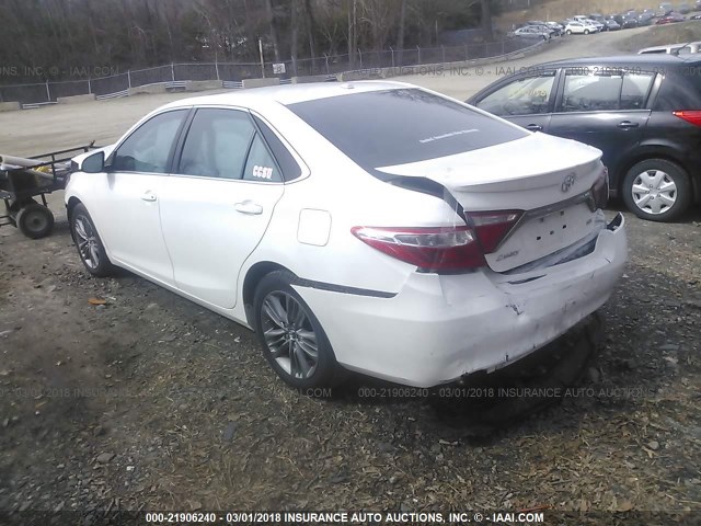 4T1BF1FK0GU157550 - 2016 TOYOTA CAMRY LE/XLE/SE/XSE WHITE photo 3