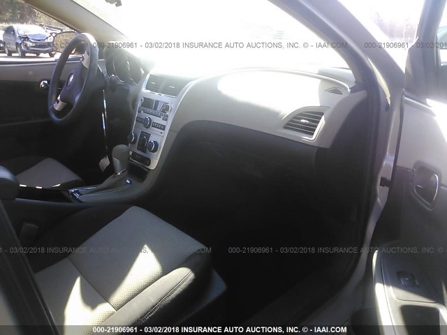 1G1ZB5E05CF274781 - 2012 CHEVROLET MALIBU LS 银色 照片 5
