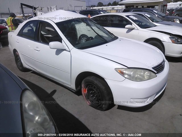 4T1BE32K25U416637 - 2005 TOYOTA CAMRY LE/XLE/SE WHITE photo 1