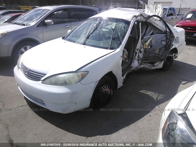 4T1BE32K25U416637 - 2005 TOYOTA CAMRY LE/XLE/SE WHITE photo 2