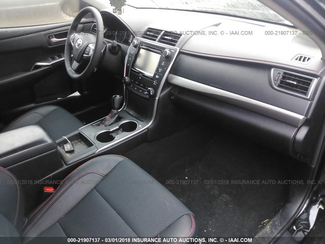 4T1BF1FK0HU273316 - 2017 TOYOTA CAMRY LE/XLE/SE/XSE Schwarz Foto 5