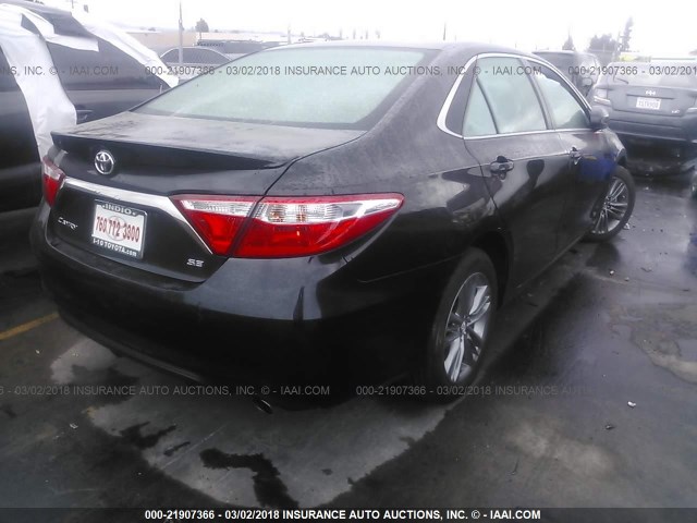 4T1BF1FK2FU959208 - 2015 TOYOTA CAMRY LE/XLE/SE/XSE BLACK photo 4