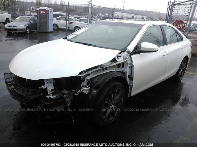 4T1BF1FKXGU220170 - 2016 TOYOTA CAMRY LE/XLE/SE/XSE WHITE photo 2