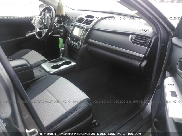 4T1BF1FK5EU375268 - 2014 TOYOTA CAMRY L/SE/LE/XLE 灰色 照片 5